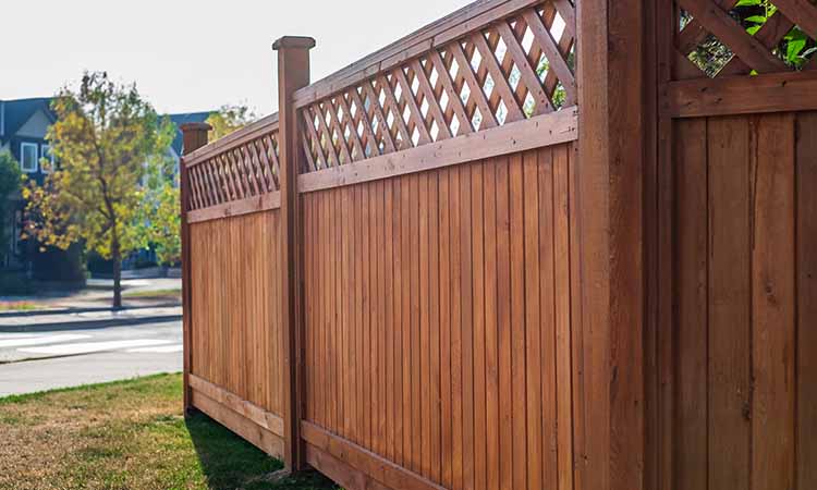 insert-iron-stained-wooden-fence Stained wooden fence with lattice pattern