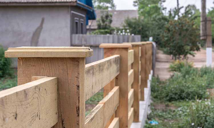 insert-new-wooden-fence Slat style wooden fence