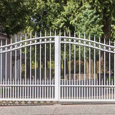 insert-iron-gate Decorative iron gate entrance