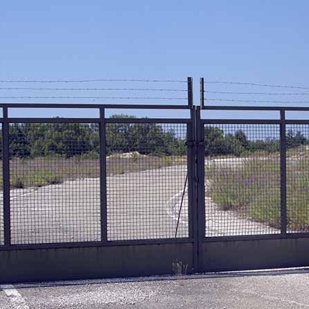 insert-metal-security-gate Large strong metal security gate